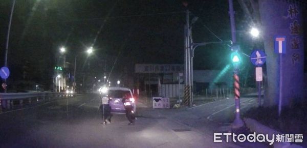 ▲東港警分局員警協助排險故障自小客車。（圖／記者陳崑福翻攝）