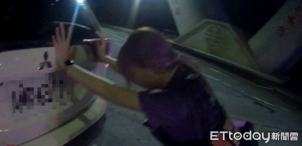 ▲東港警分局員警協助排險故障自小客車。（圖／記者陳崑福翻攝）