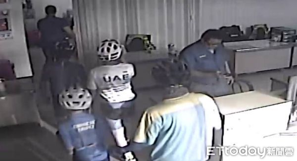 ▲東港警分局員熱心協助口渴單車師生。（圖／記者陳崑福翻攝）