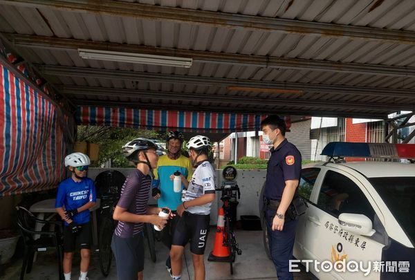 ▲東港警分局員熱心協助口渴單車師生。（圖／記者陳崑福翻攝）