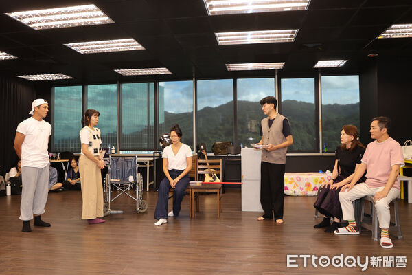 ▲▼ 瓊瑤原著小說改編舞台劇《你的故事我的夢》彩排記者會,隋棠、莊凱勛、曾少宗、林雨宣、湯志偉、周丹薇       。（圖／記者徐文彬攝）