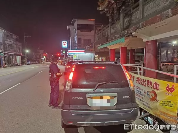 ▲里港警分局員警查看車內狀況。（圖／記者陳崑福翻攝）