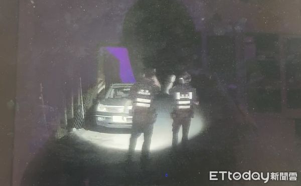 ▲里港警分局員警查看車內狀況。（圖／記者陳崑福翻攝）