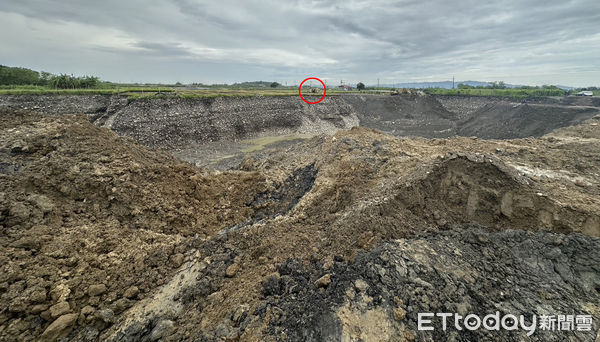 ▲美濃大峽谷超挖達20米逾7層樓高度，水平線農地上怪手可看出離譜超挖深度。（圖／民眾提供）