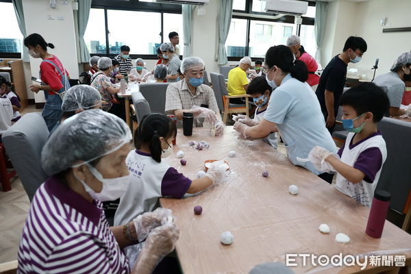 ▲朝日日照中心揭牌暨成果發表會登場 運用最新科技提供長者專業服務。（圖／南投縣政府提供）