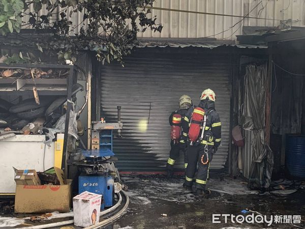 ▲▼彰化縣伸港鄉一處鐵皮倉庫今日發生火警            。（圖／記者唐詠絮翻攝）