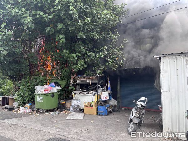 ▲▼彰化縣伸港鄉一處鐵皮倉庫今日發生火警            。（圖／記者唐詠絮翻攝）