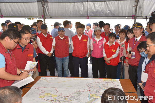 ▲▼  卓榮泰、侯友宜視導大規模震災人命搜救指管桌上推演   。（圖／新北市政府提供）