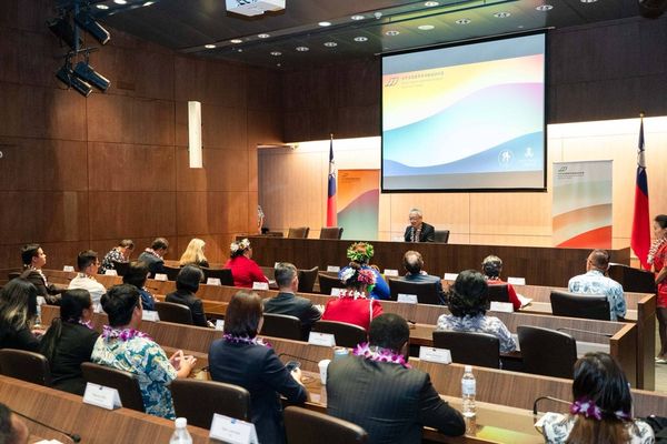 ▲▼外交部政務次長兼外交及國際事務學院院長吳志中與東西中心院長Celeste Connors簽署MOU。（圖／外交部提供）