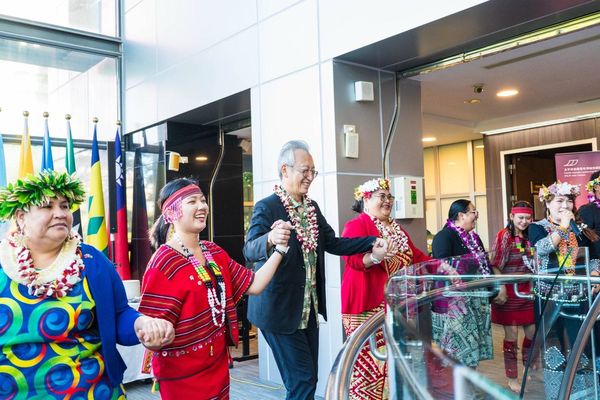 ▲▼外交部政務次長兼外交及國際事務學院院長吳志中與東西中心院長Celeste Connors簽署MOU。（圖／外交部提供）