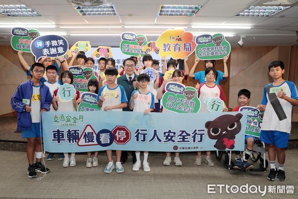 ▲台南市長黃偉哲攜手下營國中師生，共同宣誓「車輛慢看停 行人安全行」。（記者林東良翻攝，下同）