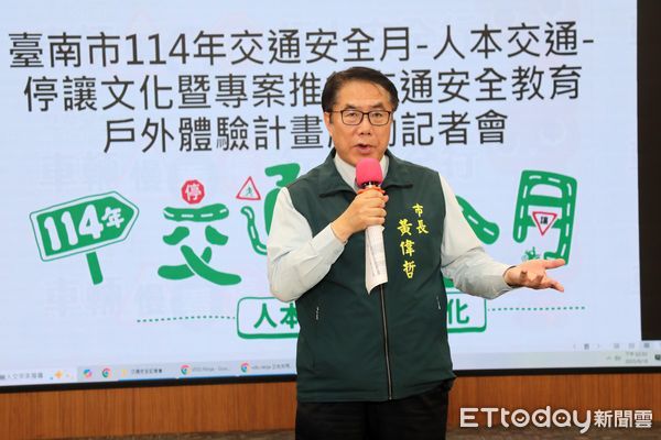 ▲台南市長黃偉哲攜手下營國中師生，共同宣誓「車輛慢看停 行人安全行」。（記者林東良翻攝，下同）