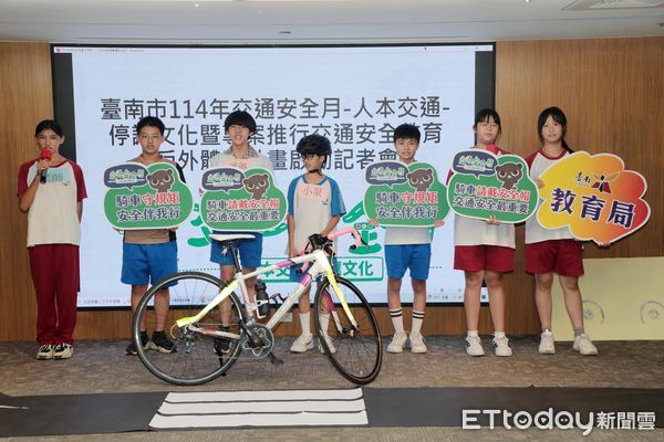 ▲台南市長黃偉哲攜手下營國中師生，共同宣誓「車輛慢看停 行人安全行」。（記者林東良翻攝，下同）