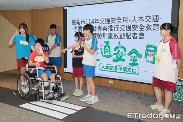 ▲台南市長黃偉哲攜手下營國中師生，共同宣誓「車輛慢看停 行人安全行」。（記者林東良翻攝，下同）