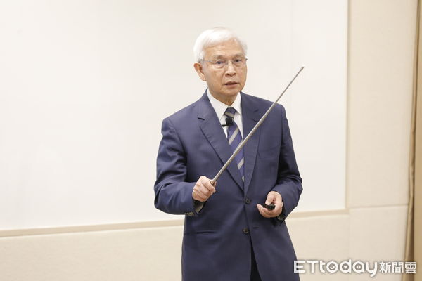 ▲▼中央銀行召開理監事聯席會，會後記者會中總裁楊金龍宣布利率維持不變。（圖／記者湯興漢攝）