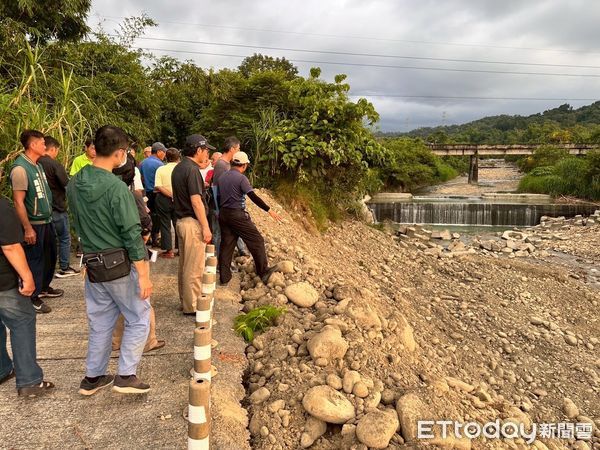 ▲立委劉建國會同水利署第五河川分署長吳明華與地方代表實地會勘防洪工程。（圖／記者游瓊華翻攝）