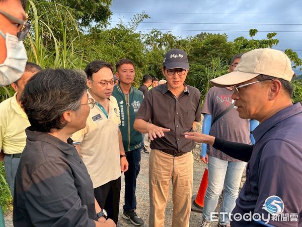 ▲立委劉建國會同水利署第五河川分署長吳明華與地方代表實地會勘防洪工程。（圖／記者游瓊華翻攝）