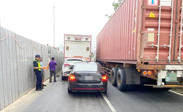 ▲潘姓女子15日清晨駕車經由快速道路新屋段西向8.5K處突失控追撞前方自小客車，導致小客車再推撞前方大貨車釀2人受傷。（圖／楊梅警方提供）