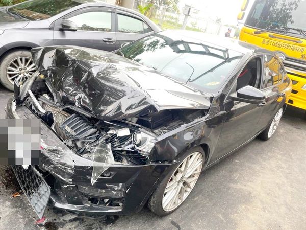 ▲肇事的潘姓女子黑色自小客車，車頭嚴重毀損。（圖／楊梅警方提供）