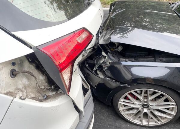 ▲楊梅警方15日清晨處理快速道路新屋段西向8.5K處事故現場，黑色自小客車失控追撞前方白色自小客車。（圖／楊梅警方提供）