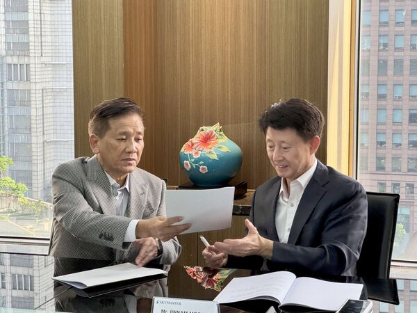 ▲雙方交換合約。（圖／台驊提供）