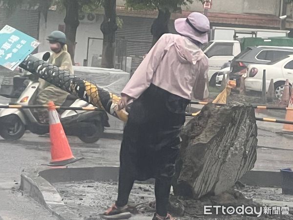 ▲彰化號誌桿突倒下，所幸並未砸傷人。（圖／記者唐詠絮翻攝，下同）