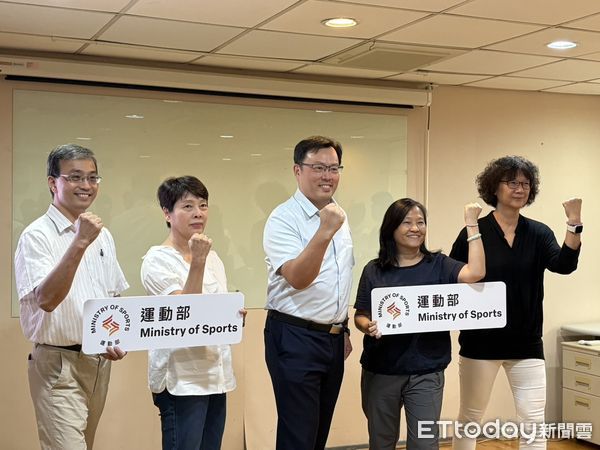 ▲運動部次長鄭世忠（中）介紹4位業務司長，左起產業及科技司長王詔民、競技運動司長謝富秀、鄭世忠、設施規劃司長蔡文娟、綜合規劃司長許馨文。。（圖／記者杜奕君攝）