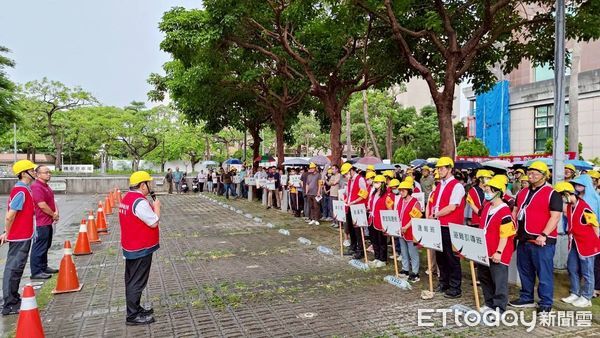 ▲台南市政府於永華及民治市政中心同步舉辦地震防災演練，近2000名同仁參與。（記者林東良翻攝，下同）