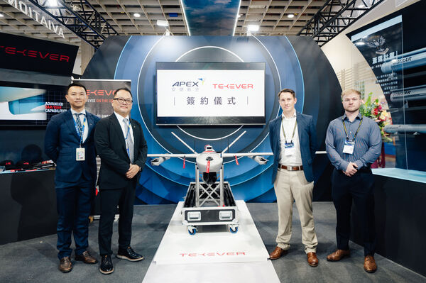 ▲安捷航空董事長高健祐(左二)為TEKEVER國防事業副總監Scott Mcclelland(右二)，雙方18日於國防航太展上簽署合作協議。（圖／安捷提供）