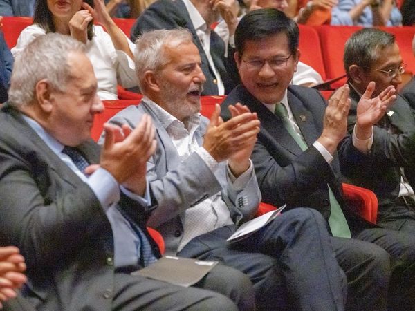 ▲▼外交部長林佳龍與義大利眾議員歐希尼（Andrea Orsini ，左一）及狄巴爾巴（Mauro Del Barba，左二）共同欣賞「優人神鼓」的演出。（圖／外交部提供）