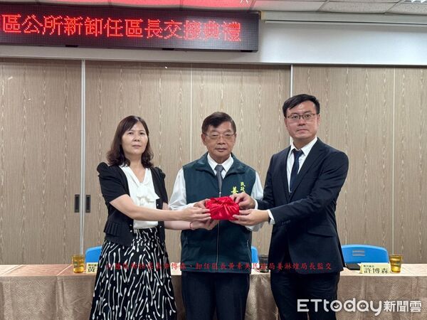 ▲仁德、將軍區長交接典禮18日舉行，由民政局長姜淋煌監交，確保區政無縫接軌。（記者林東良翻攝，下同）