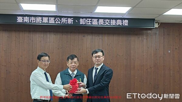 ▲仁德、將軍區長交接典禮18日舉行，由民政局長姜淋煌監交，確保區政無縫接軌。（記者林東良翻攝，下同）