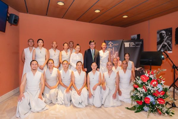 ▲▼外交部長林佳龍（後排右二）與「優人神鼓」創辦人劉若瑀（後排右三）及表演團隊合影。（圖／外交部提供）