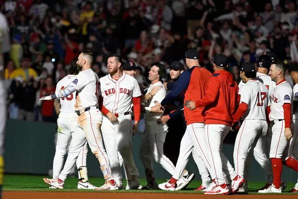 ▲索加德一棒送回致勝分！　紅襪5比4力退運動家季後賽競爭添強心針。（圖／路透）