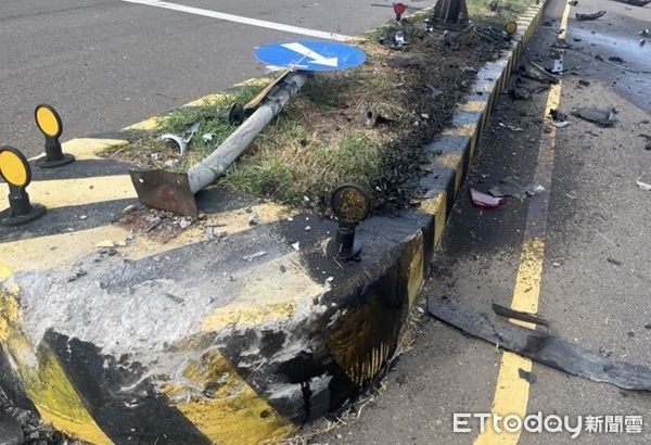 ▲BMW轎車失控自撞分隔島後起火燃燒。（圖／楊梅警分局提供）