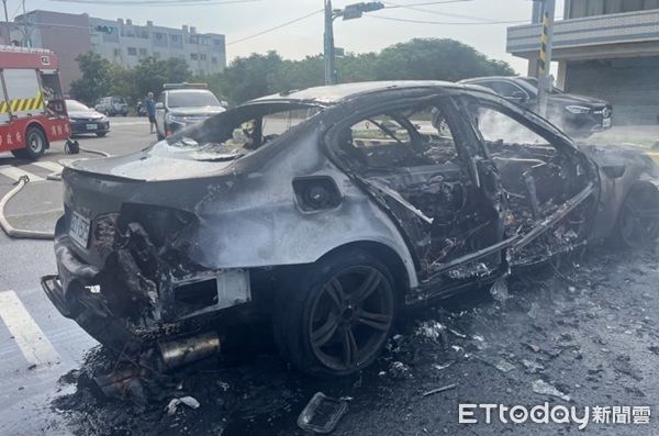 ▲▼駕駛驚險逃生，但車輛幾乎燒燬。（圖／楊梅警分局提供）