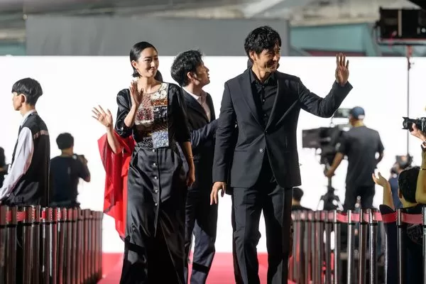 ▲《最親愛的陌生人》西島秀俊、桂綸鎂登上釜山影展紅毯。（圖／甲上娛樂提供）