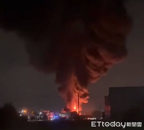 ▲▼快訊／彰化塑膠工廠大火濃煙沖天！火光照紅夜空　移工驚嚇急逃生。（圖／記者唐詠絮翻攝）