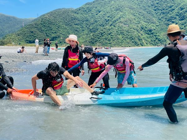 ▲阿翔(左起)黃鐙輝、楊繡惠與籃籃。（圖／民視提供）