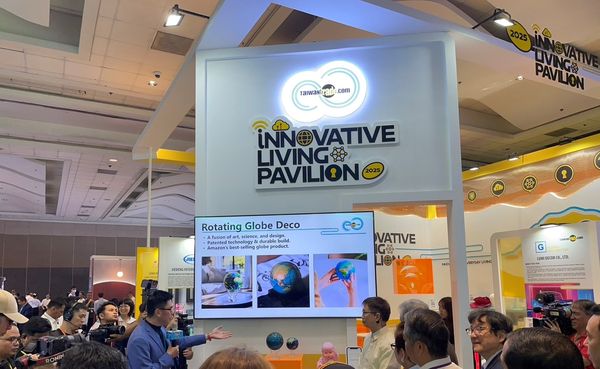 ▲台灣經貿網於「2025年菲律賓臺灣形象展」設置「創新生活館」，開幕首日向貴賓介紹創新生活館的亮點產品。(圖／貿協提供)