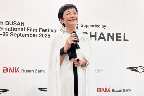 ▲《他年她日》監製張艾嘉開心獲頒釜山影展年度「山茶花獎」。（圖／甲上娛樂提供）