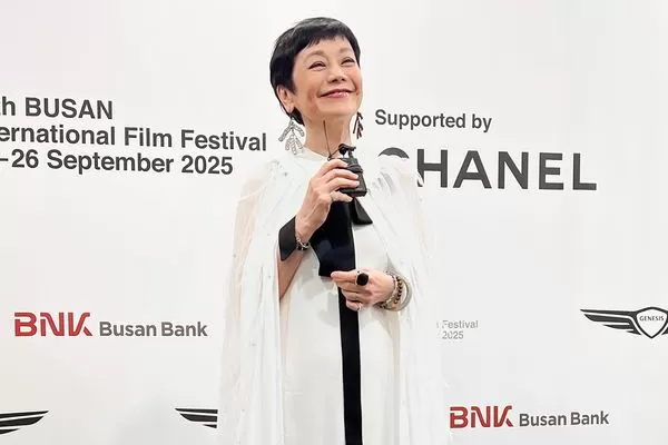 ▲《他年她日》監製張艾嘉開心獲頒釜山影展年度「山茶花獎」。（圖／甲上娛樂提供）