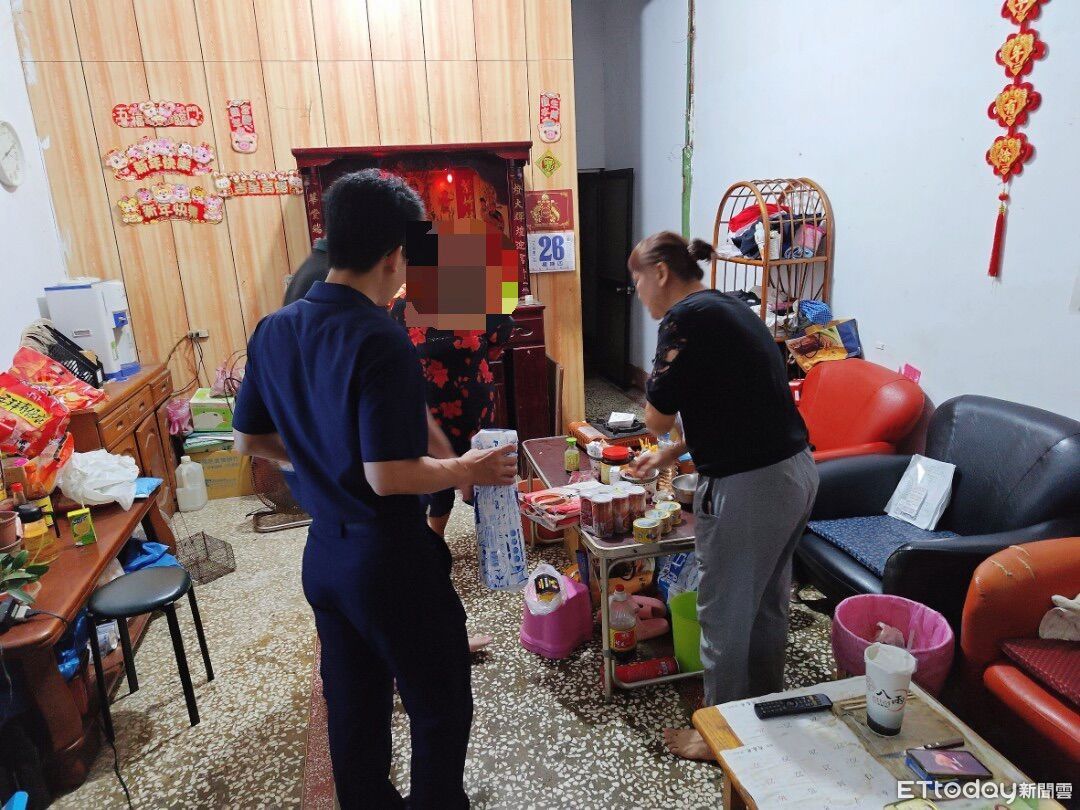 打零工奉養年邁母！屏東男單眼失明+長短腳　枋寮警送暖助度難關