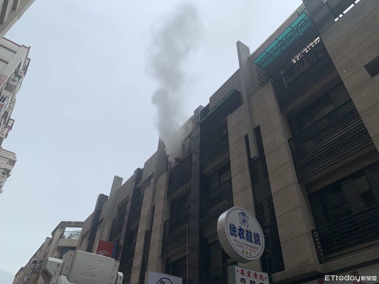 開瓦斯爐煮水就「出門上班」！高雄住宅竄火　男住戶一度受困