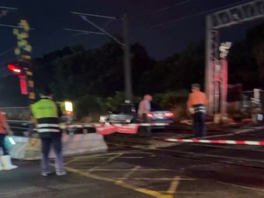 高雄阿伯玩命開車衝煉油廠平交道　害台鐵列車急停…還跑了！