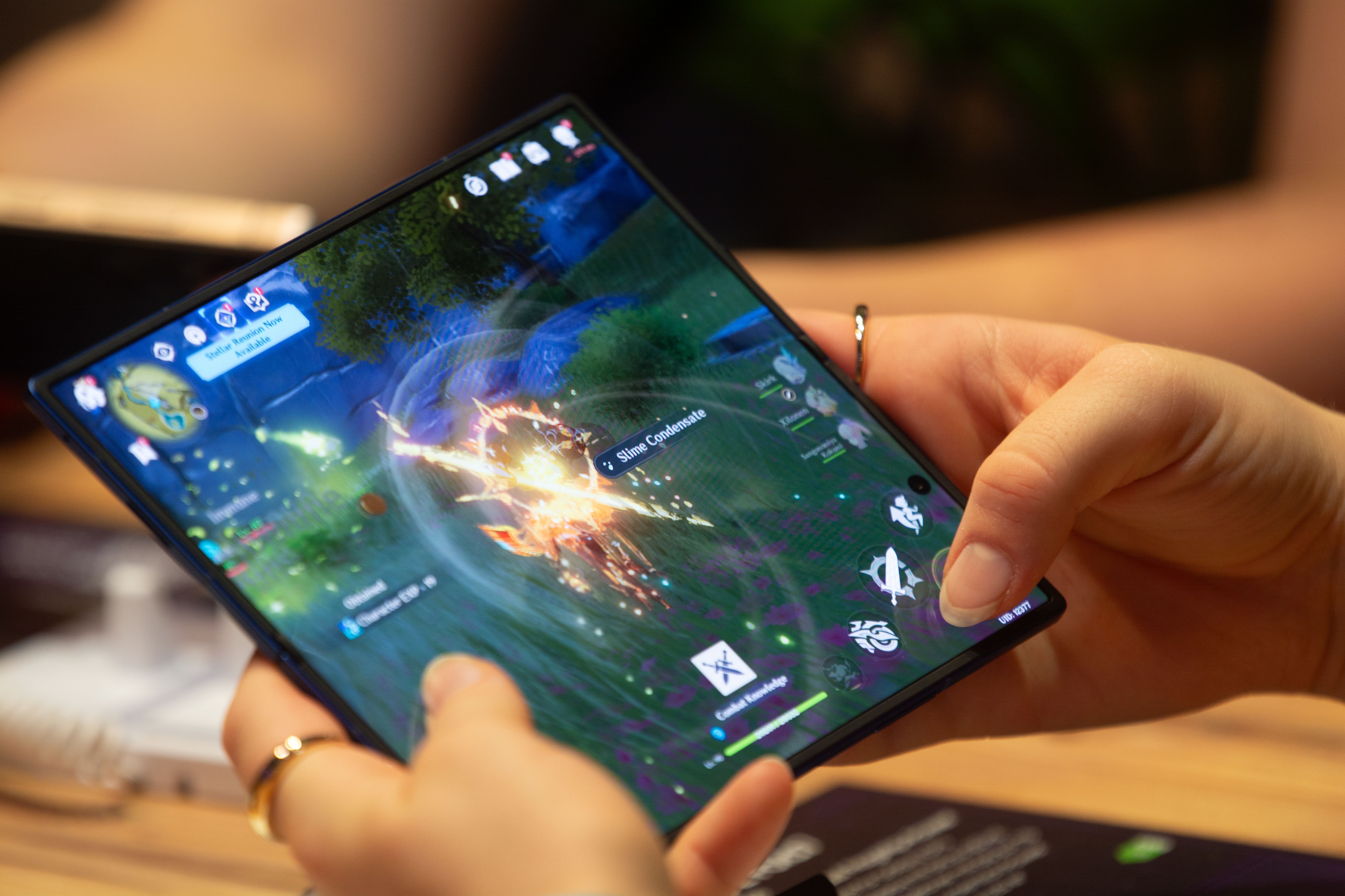 ▲▼三星推出號稱比蘋果輕薄、無明顯摺痕的折疊式手機「Galaxy Z Fold7」。（圖／達志影像）