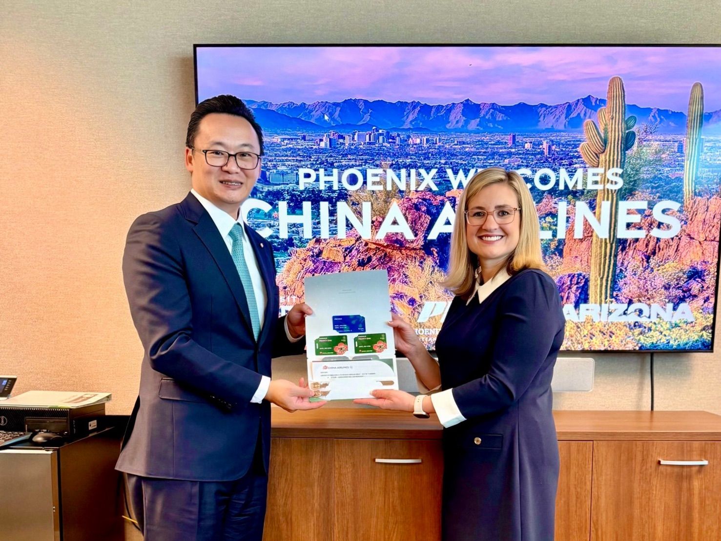 ▲▼華航總經理陳漢銘&nbsp;(左) 於美國亞利桑那州鳳凰城拜會市長Kate Gallego (右)。（圖／華航提供）