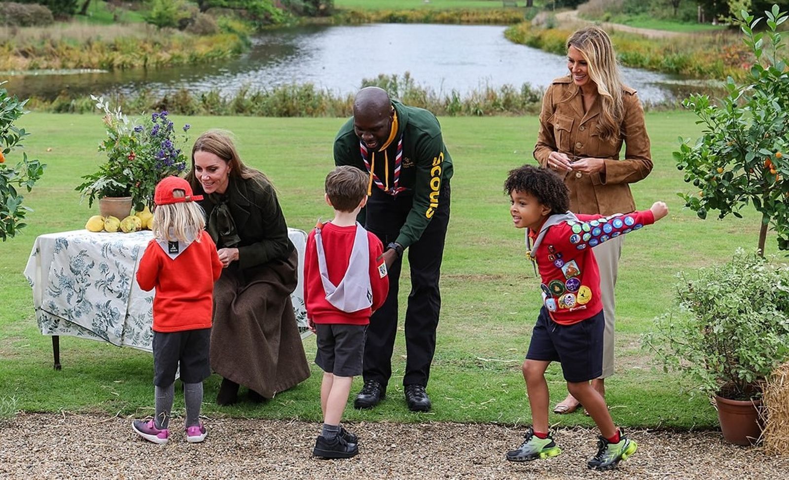 梅蘭妮亞合體凱特王妃　女童問「妳是下一個王妃嗎？」她高EQ妙答