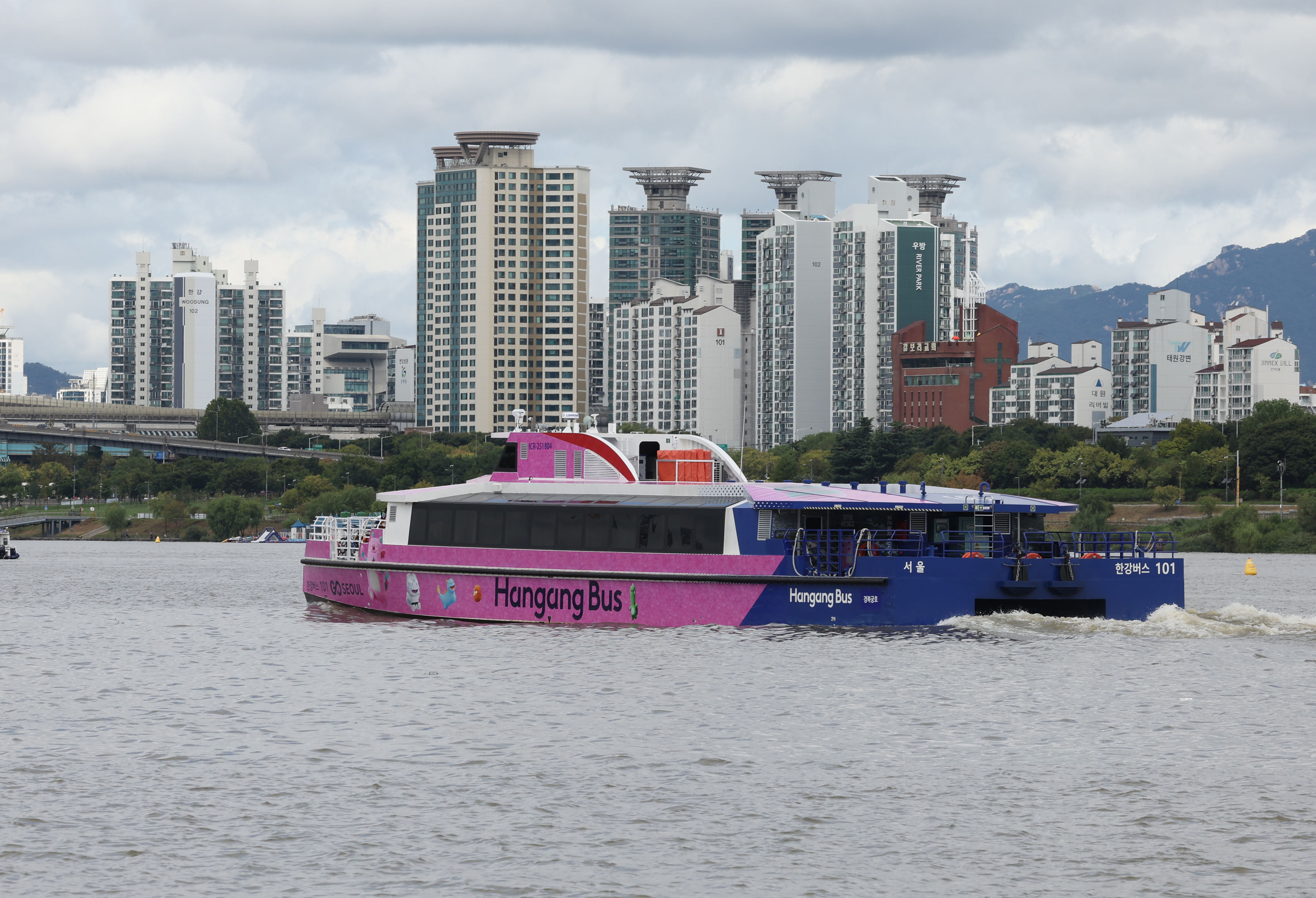 ▲▼南韓首爾「漢江水上巴士」18日正式首航。(圖/達志影像)