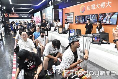 直擊/台灣大iPhone17首賣爆滿「搶看李珠珢」 粉絲喊:給我台灣大橘